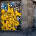 Il negozio si fa notare gi dallesterno, con le vetrine decorate da un graffito giallo